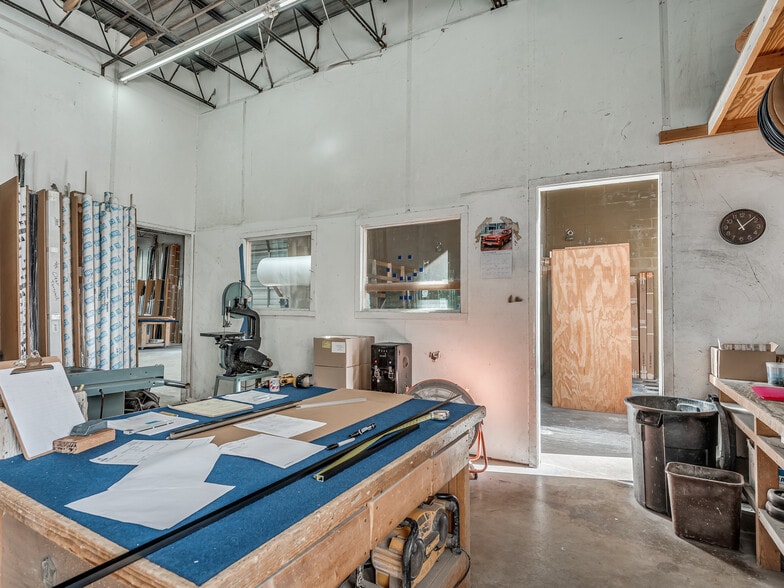 More Photos Of 3730-3732 N MacArthur Blvd, Warr Acres Showroom For Sale