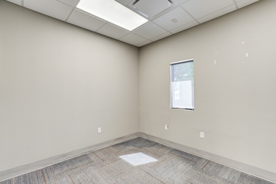 More Photos Of 2405 114th St, Lubbock Office For Sale