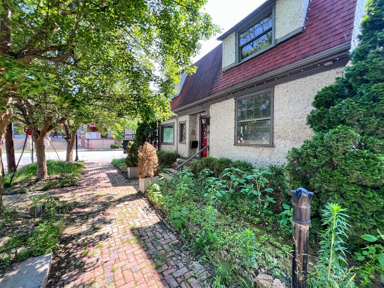 More Photos Of 1 Swan St, Asheville Freestanding For Sale