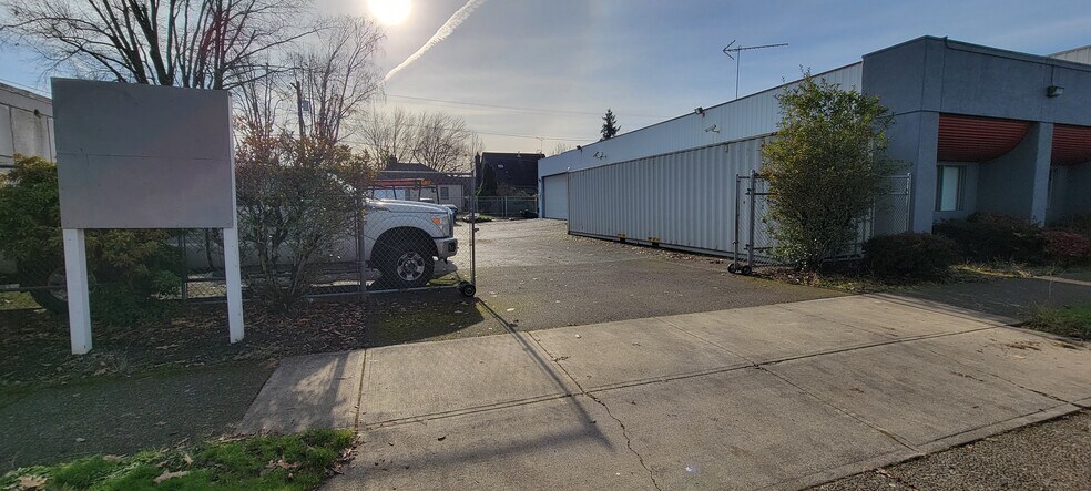 More Photos Of 1410 Madison St, Salem Flex For Lease