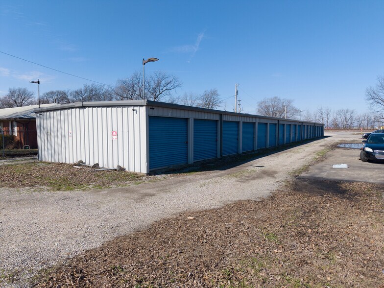 More Photos Of 739 S Walnut St, Steele Self Storage For Sale