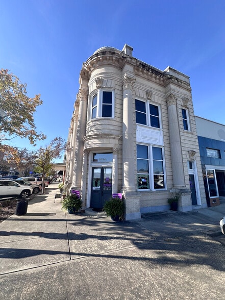 Primary Photo Of 100 SW Main St, Vidalia Office For Sale