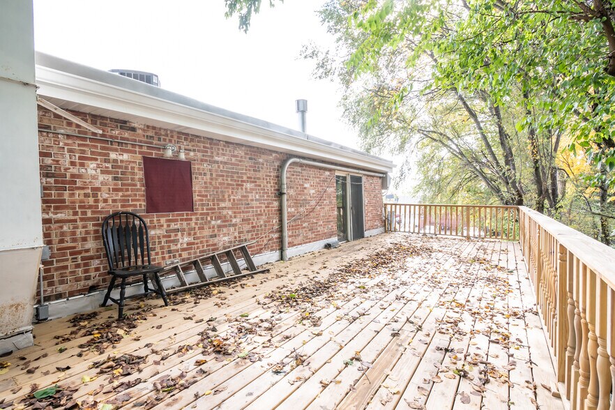 More Photos Of 10140 S Roberts Rd, Palos Hills Bar For Lease