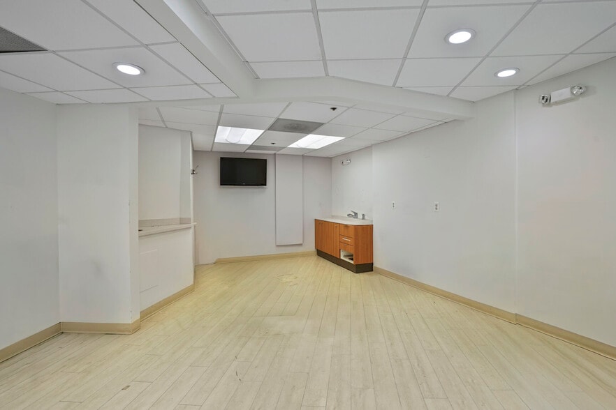 More Photos Of 3 Washington Cir NW, Washington Office For Sale