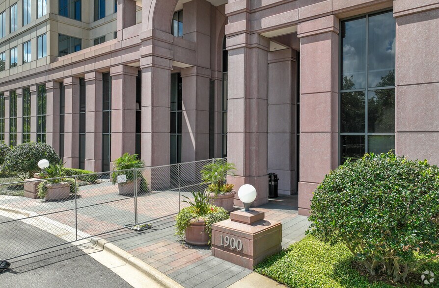 More Photos Of 1900 Summit Tower Blvd, Orlando Office For Lease
