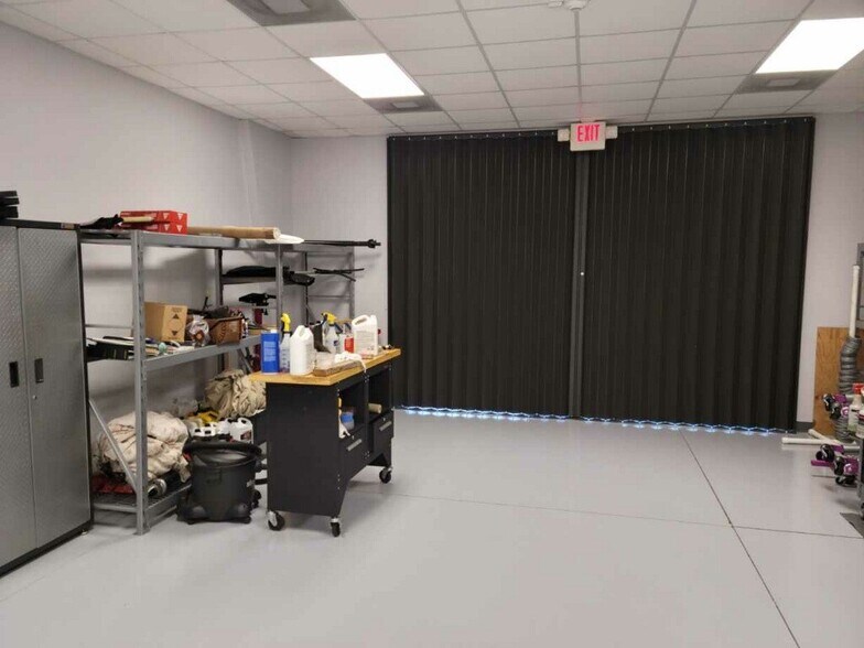 More Photos Of 2805 S Horseshoe Dr, Naples Showroom For Lease