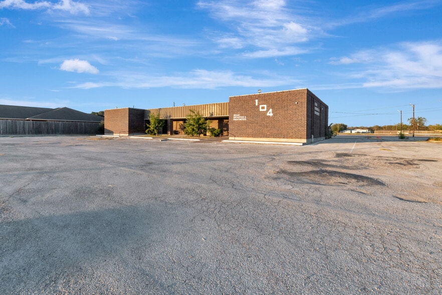 More Photos Of 104 Teakwood Dr, Victoria Medical For Sale