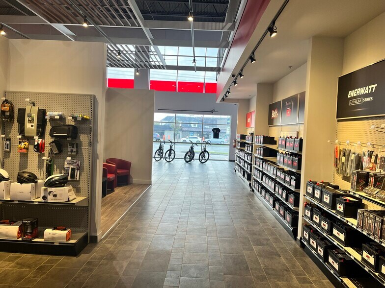 More Photos Of 4203 Rue King O, Sherbrooke Freestanding For Lease