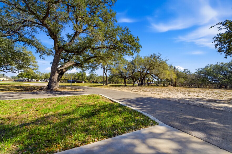 More Photos Of 5683 US Highway 181 N, Floresville Office For Sale