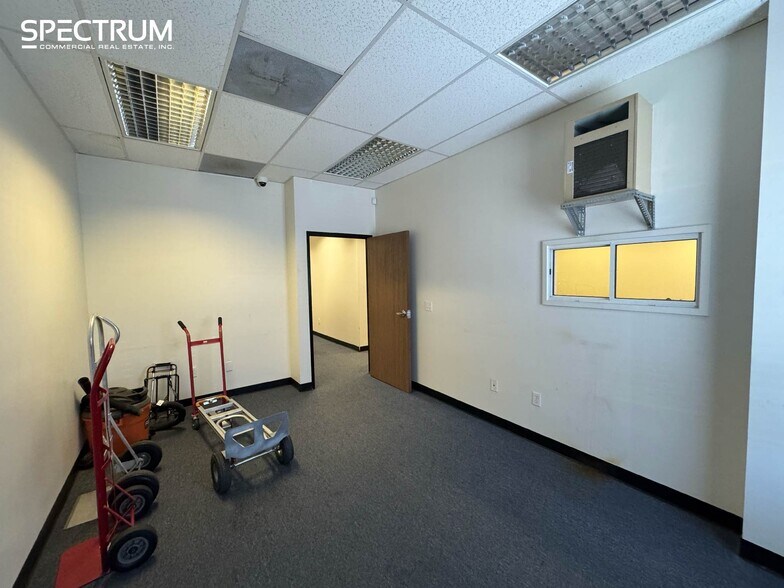 More Photos Of 15414 Cabrito Rd, Van Nuys Manufacturing For Lease