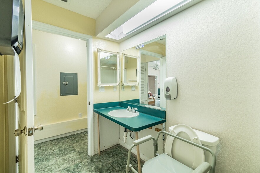 More Photos Of 4407 Millwood Rd, Spring Hill Assisted Living For Sale