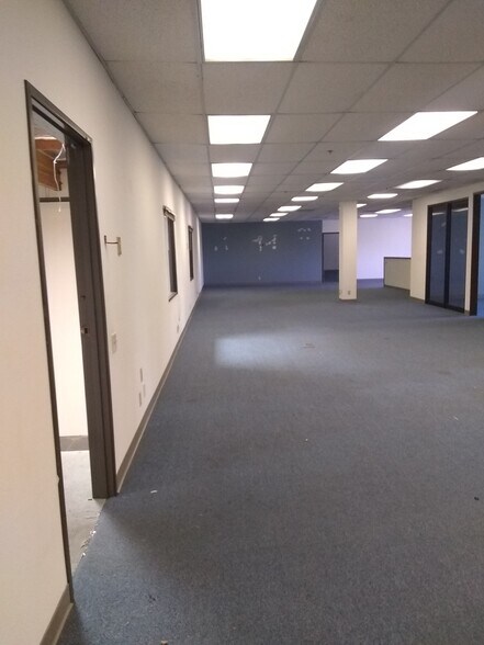 More Photos Of 4483 McGrath St, Ventura Service For Lease