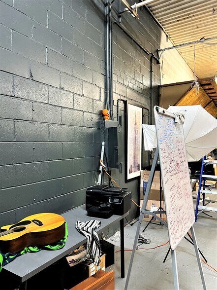 More Photos Of 108 Brook Ave, Deer Park Warehouse For Lease