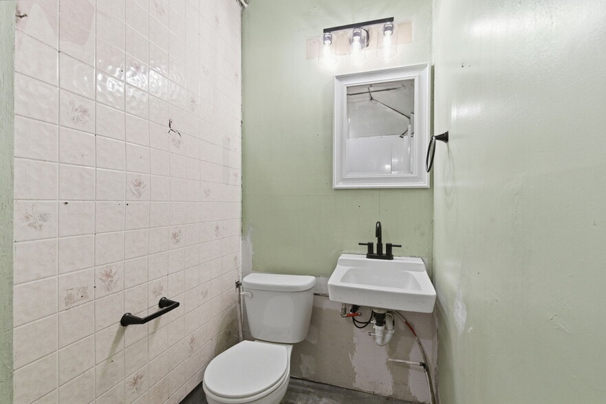 More Photos Of 1424 E Florida St, Springfield Light Manufacturing For Sale