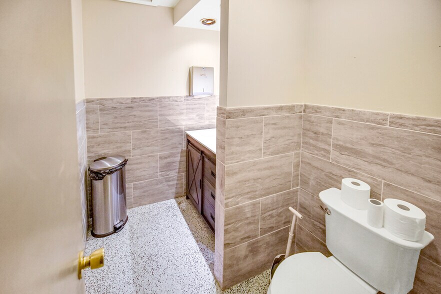 More Photos Of 111 E Dempsey St, Bryson General Retail For Lease