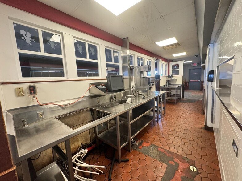 More Photos Of 1285 N High St, Hillsboro Restaurant For Sale