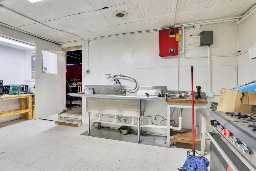 More Photos Of 11472 Broad St SW, Pataskala Bar For Lease