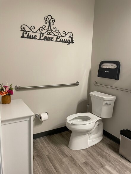 More Photos Of 247 River Park North Dr, Woodstock Medical For Sale