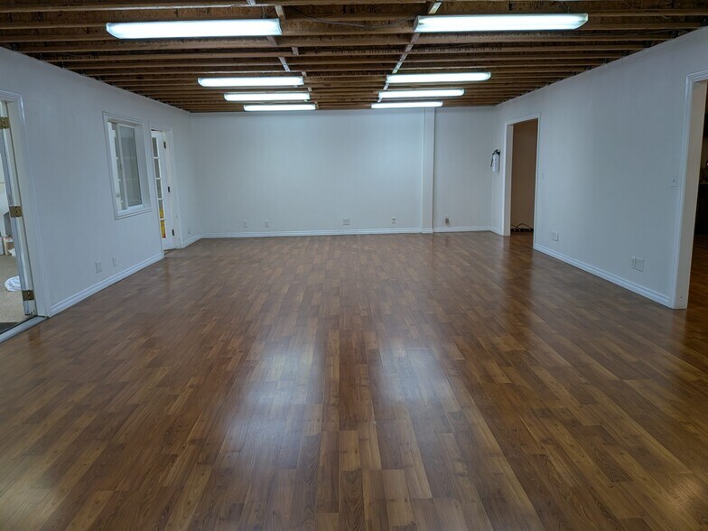 More Photos Of 1537 E McFadden Ave, Santa Ana Manufacturing For Lease