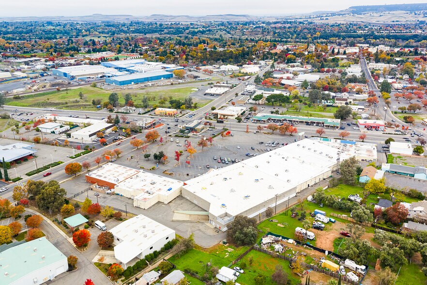 More Photos Of 1815-1985 Oro Dam Blvd E, Oroville Department Store For Sale