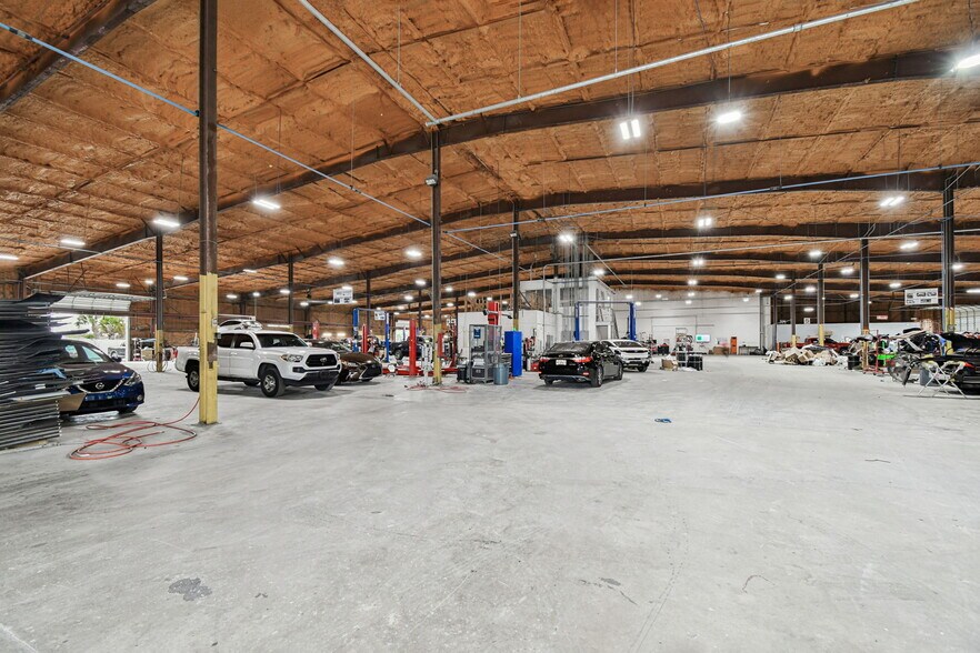 More Photos Of 4811 W Sligh Ave, Tampa Warehouse For Lease