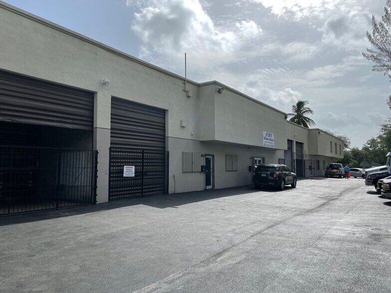 More Photos Of 1521-1529 NW 89th Ct, Doral Warehouse For Lease