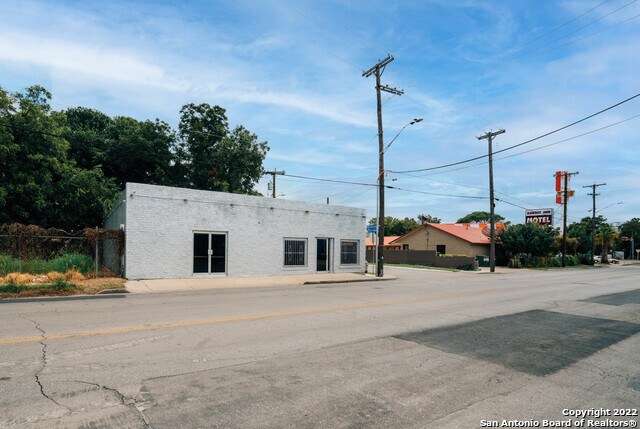 More Photos Of 1020 Roosevelt Ave, San Antonio Freestanding For Sale