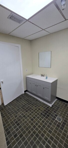 More Photos Of 5401 Sligh Ave, Tampa Auto Repair For Lease