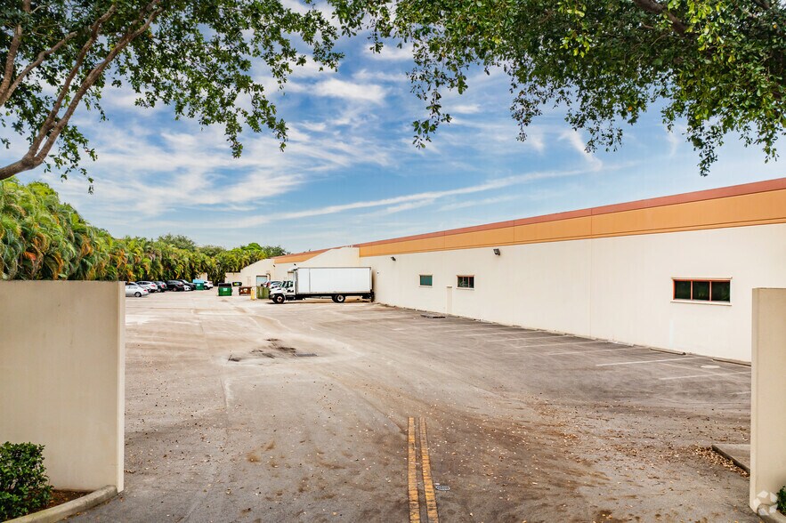 More Photos Of 10901-10981 Marks Way, Miramar Unknown For Lease