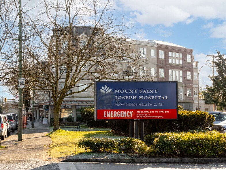 More Photos Of 470-560 Kingsway, Vancouver Storefront For Sale