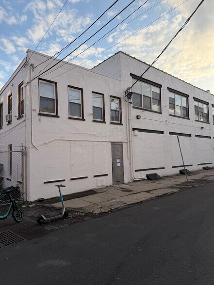 More Photos Of 60 Dickerson St, Newark Light Manufacturing For Lease