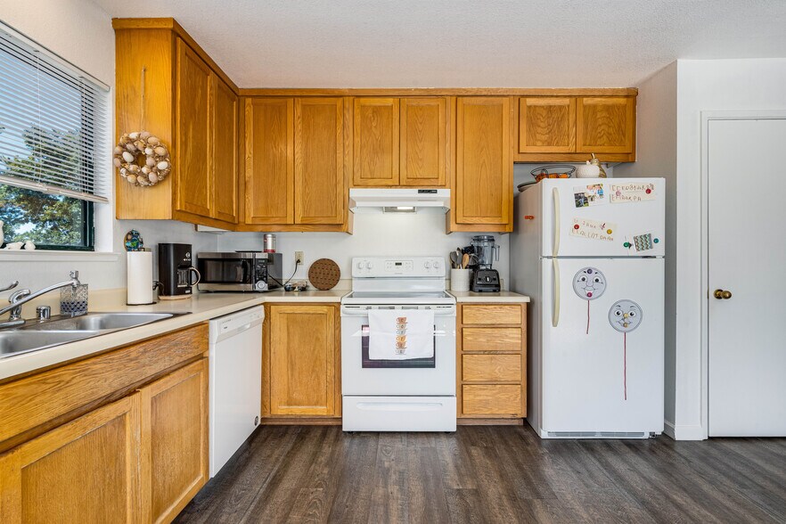 More Photos Of 1270 Broadway, Sonoma Freestanding For Sale