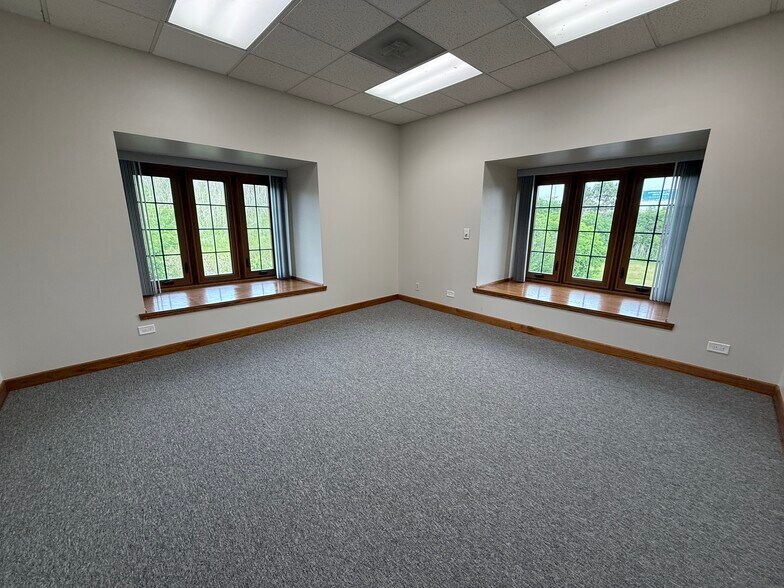 More Photos Of 28085 N Ashley Cir, Libertyville Medical For Sale