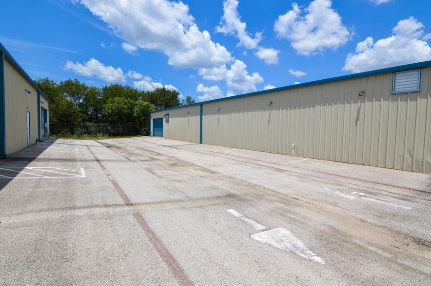 More Photos Of 10930 Gabriels Pl, San Antonio Showroom For Sale