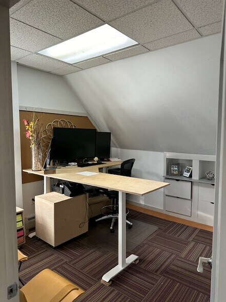 More Photos Of 9 Hale Spring Rd, Plaistow Manufacturing For Lease