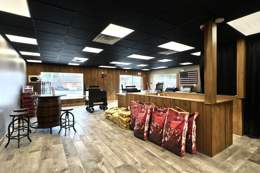 More Photos Of 550 S Main St, Shrewsbury Freestanding For Lease