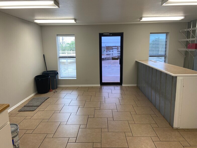 More Photos Of 1917 Hydro Dr, Austin Warehouse For Sale