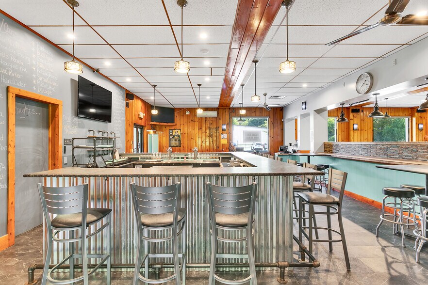 More Photos Of 715 Craigdell Rd, New Kensington Bar For Sale