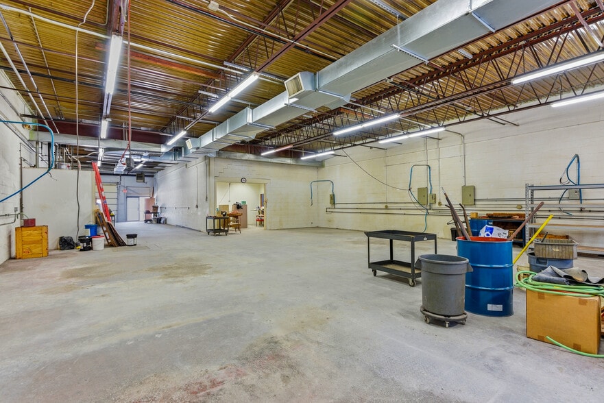 More Photos Of 77 Industrial Park Rd, Vernon Warehouse For Lease