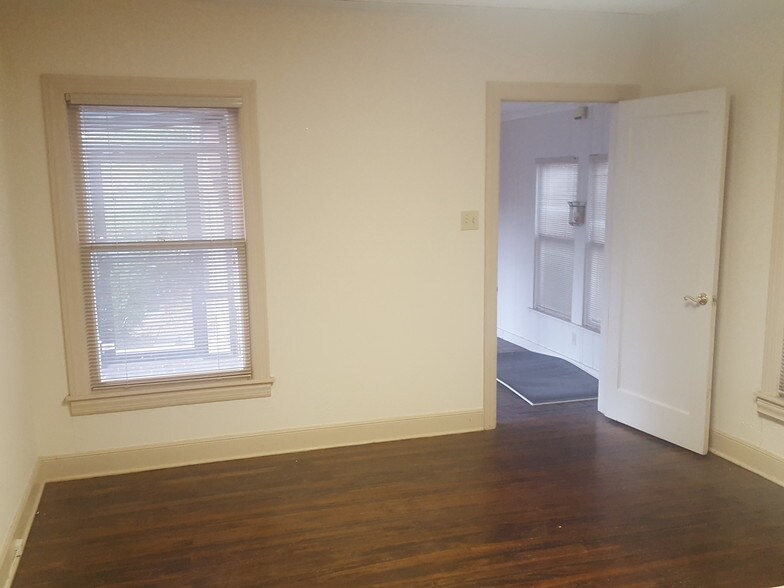 More Photos Of 1311 W Abram St, Arlington Office For Lease
