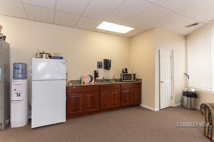 More Photos Of 581 Ottawa Ave, Holland Light Distribution For Sale