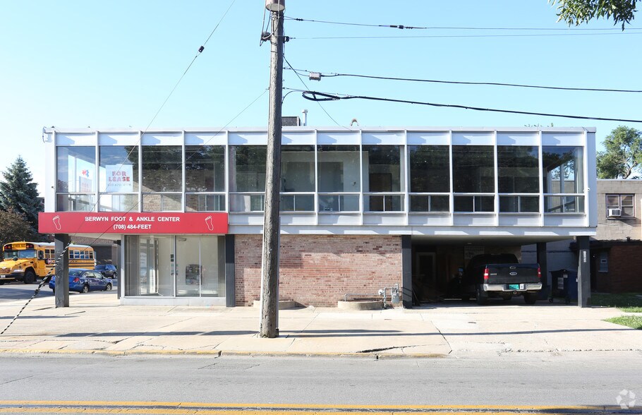 More Photos Of 3100 S Oak Park Ave, Berwyn Office For Sale