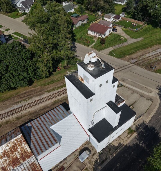 More Photos Of 1009 Mills St, Black Earth Warehouse For Sale
