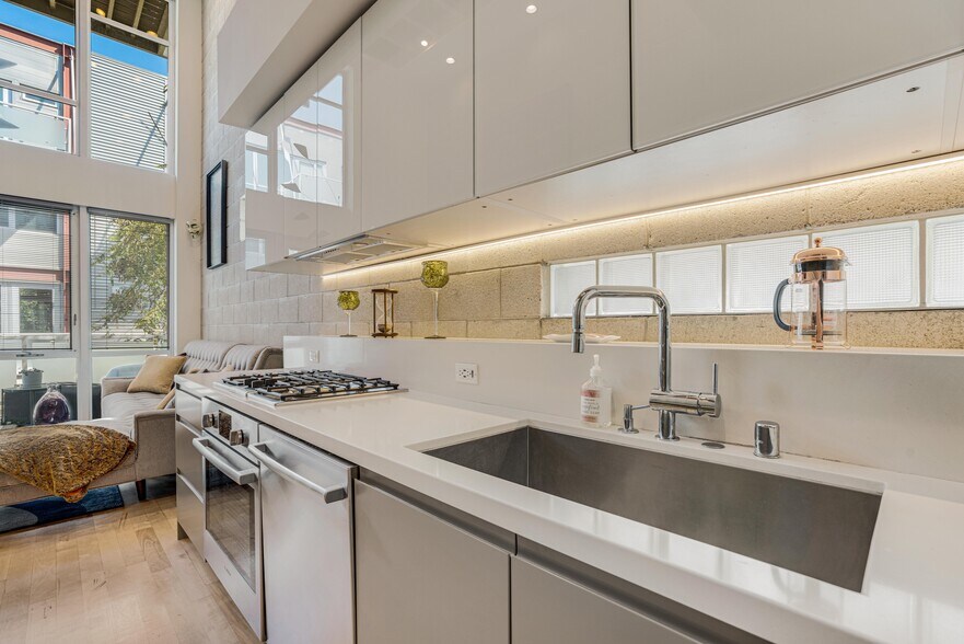 More Photos Of 3450 Cahuenga Blvd W, Los Angeles Office Residential For Lease