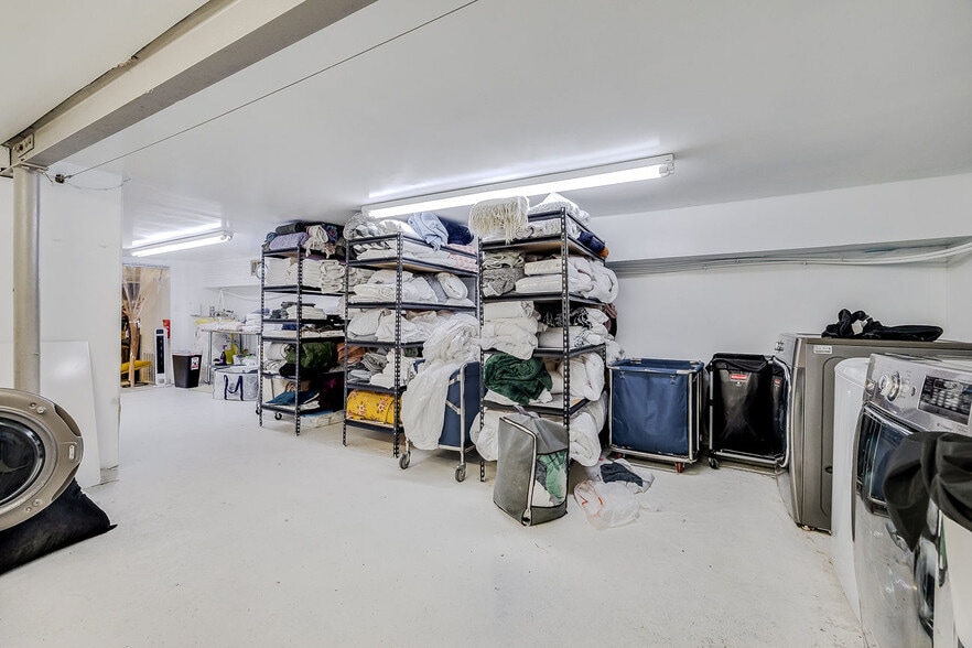 More Photos Of 302 W Victory Dr, Savannah Freestanding For Sale