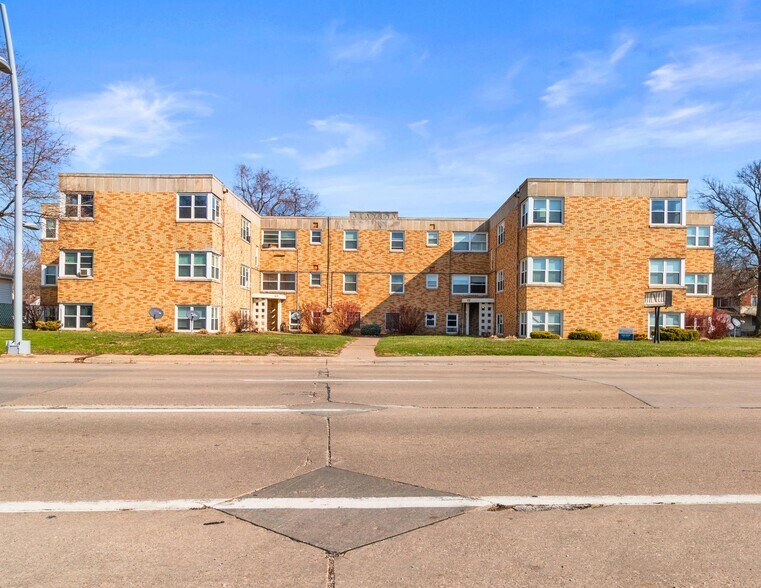 Primary Photo Of 924 State St, Bettendorf Multifamily For Sale