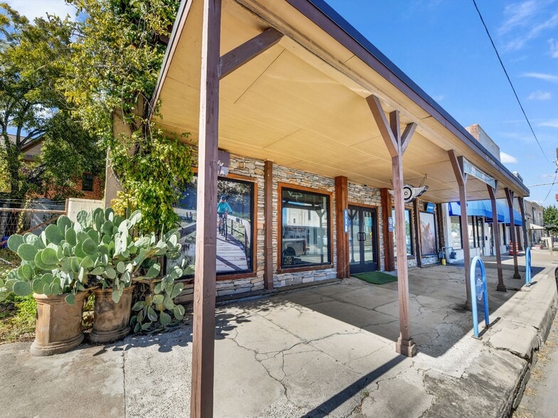 More Photos Of 118 S Main St, Weatherford Storefront Retail Office For Sale