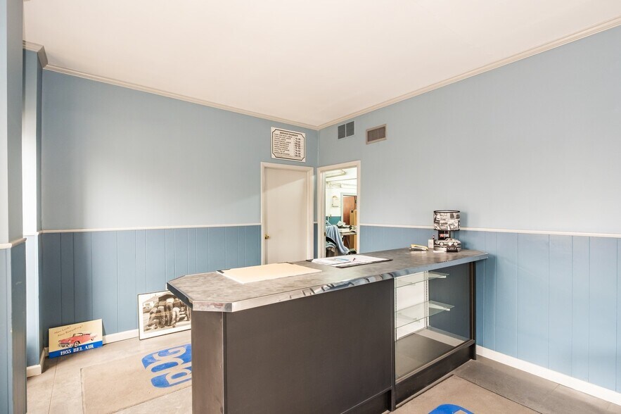 More Photos Of 2217 Farragut ave, Bristol Service For Sale