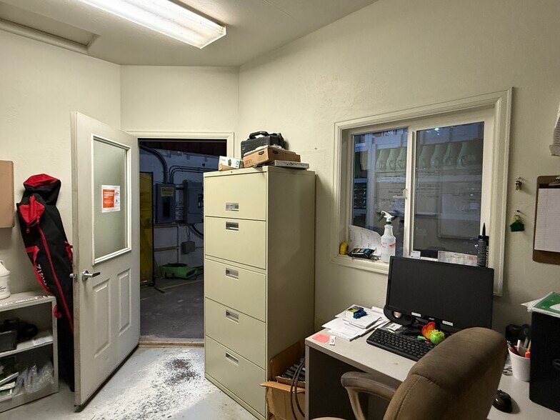 More Photos Of 2990 N Townsend Ave, Montrose Light Distribution For Sale