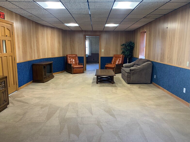 More Photos Of 301 S 7th St, Quincy Light Distribution For Sale